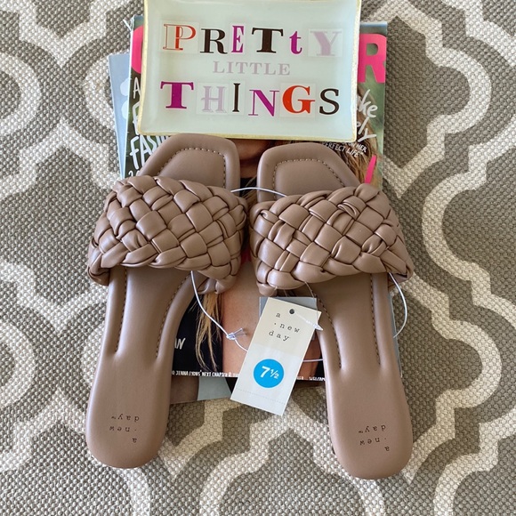 “A new day” tan Carissa slide sandals; size 7 1/2; NWT - Picture 4 of 7